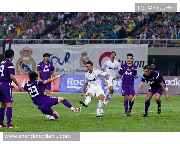 天津泰达与皇马阵容对比分析揭示两队实力差距与战术特点 天津泰达与皇马阵容对比分析揭示两队实力差距与战术特点